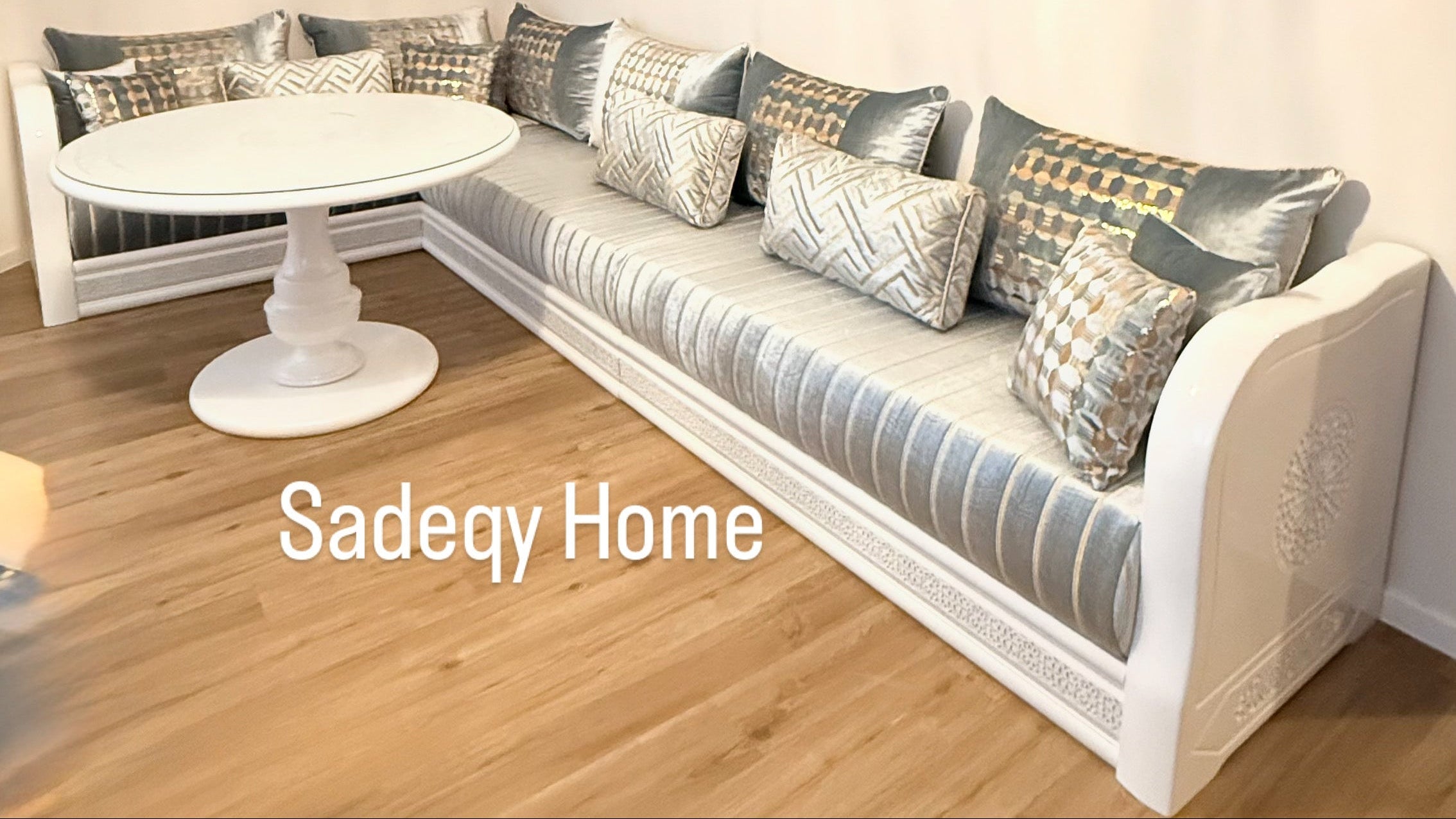 Marokkanisches Sofa nach Maß beige – Individuelles Design & höchster Komfor - Sadeqy Home