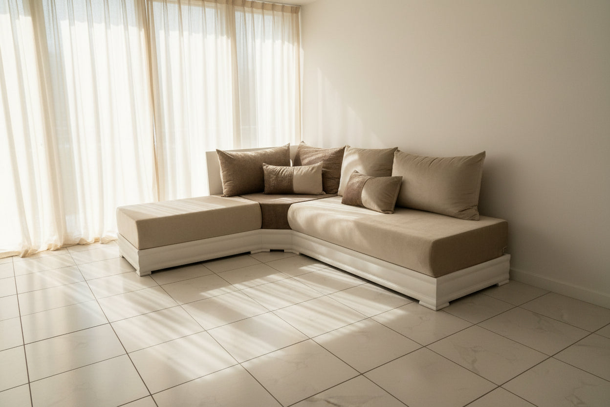 Moderne marokkanische sofa Sedari in simple Weiss-Holz mit Beige stoffe - Sadeqy Home
