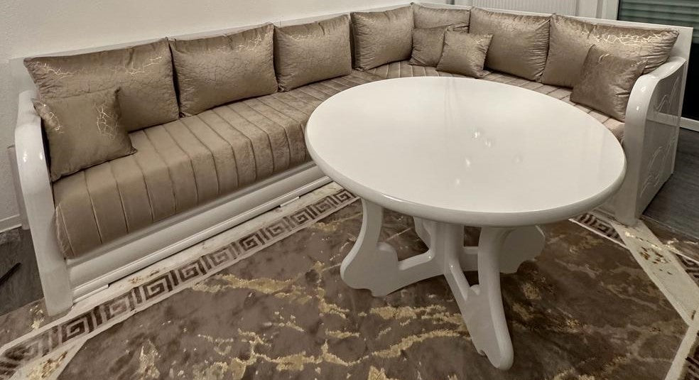 Marokkanische Sedari Modern – Weiss Holz & Beige Stoff | Maßanfertigung Luxus Sofa - Sadeqy Home