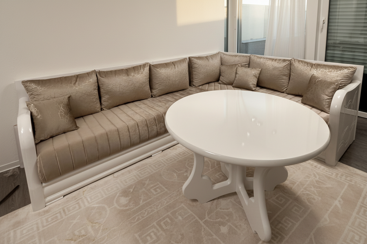 Marokkanische Sedari Modern – Weiss Holz & Beige Stoff | Maßanfertigung Luxus Sofa - Sadeqy Home