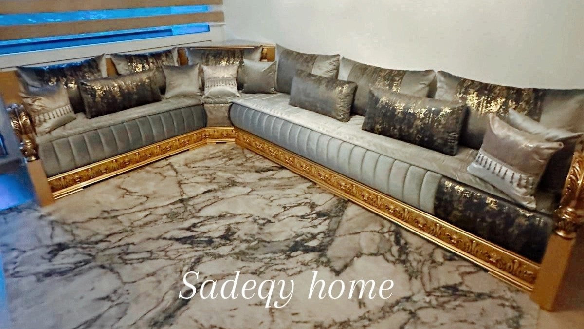 Maßgeschneiderter Sedari in gold mit goldenen Details – Sadeqy Home